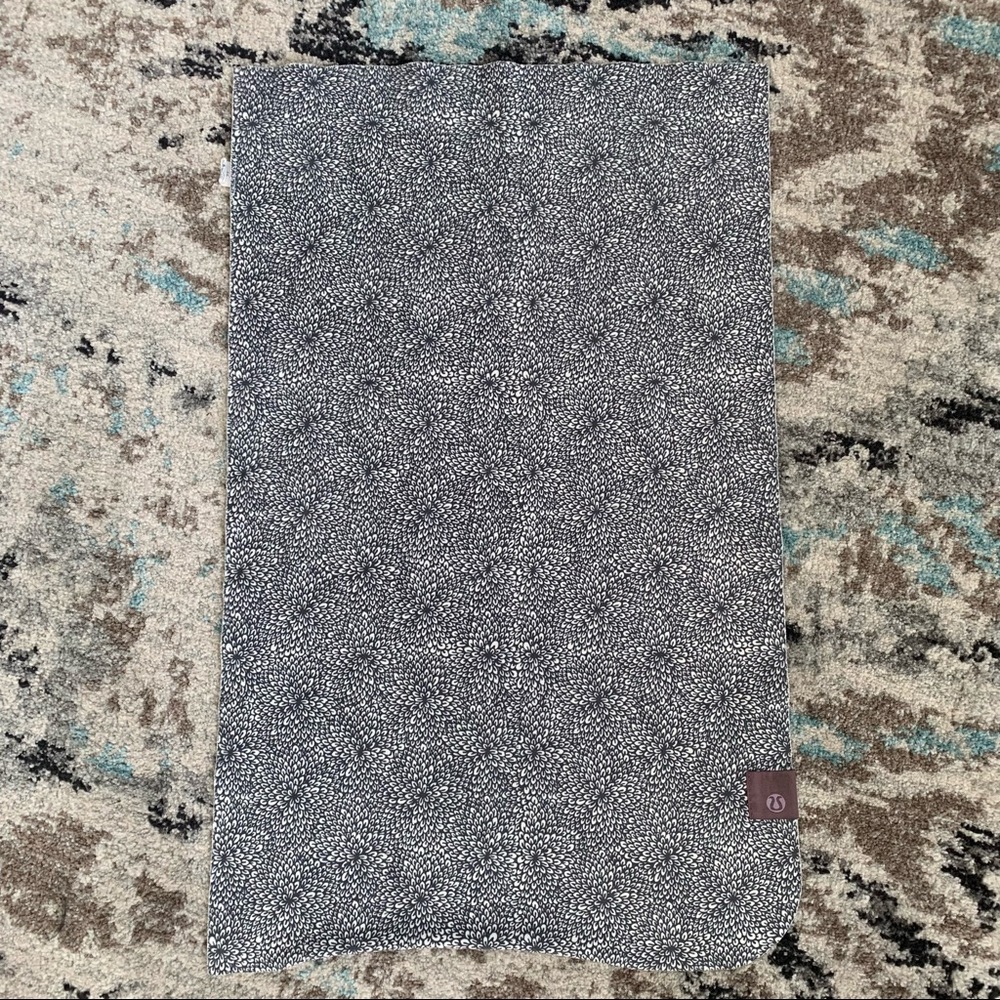 Lululemon The Small Towel in Plush Petal Black Ghost. - Picture 3 of 4